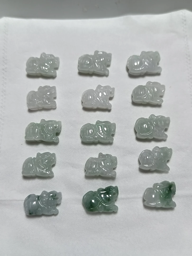 天然翡翠可爱生肖通孔小老虎1个（约15*11*6）（不接受备注随机发货）