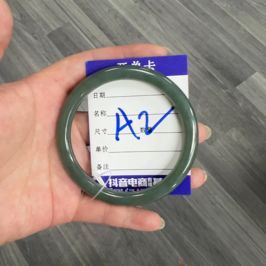 淇***1和田玉（糖玉）未镶嵌手镯