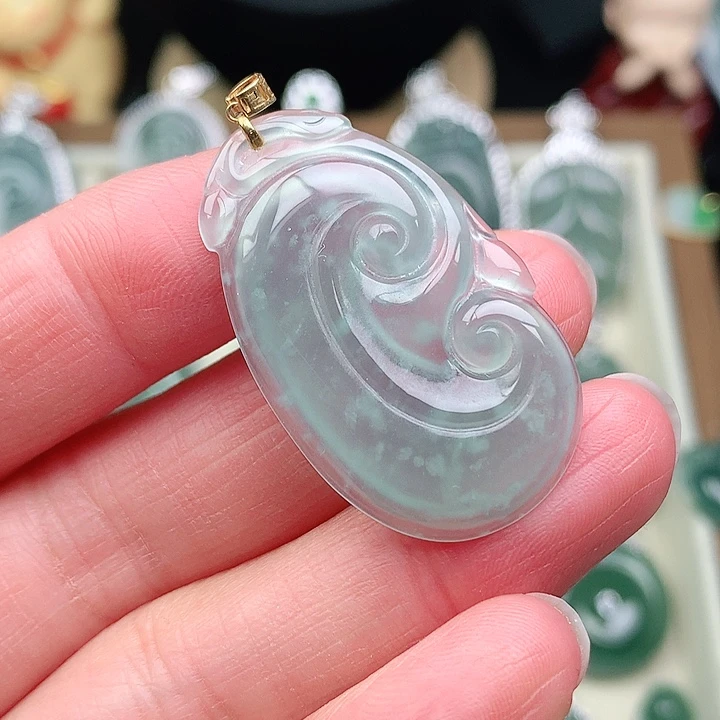 颈饰18K金镶嵌翡翠吊坠