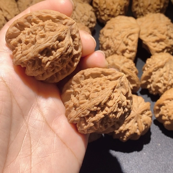 蝎***莱文玩核桃吊坠白狮子