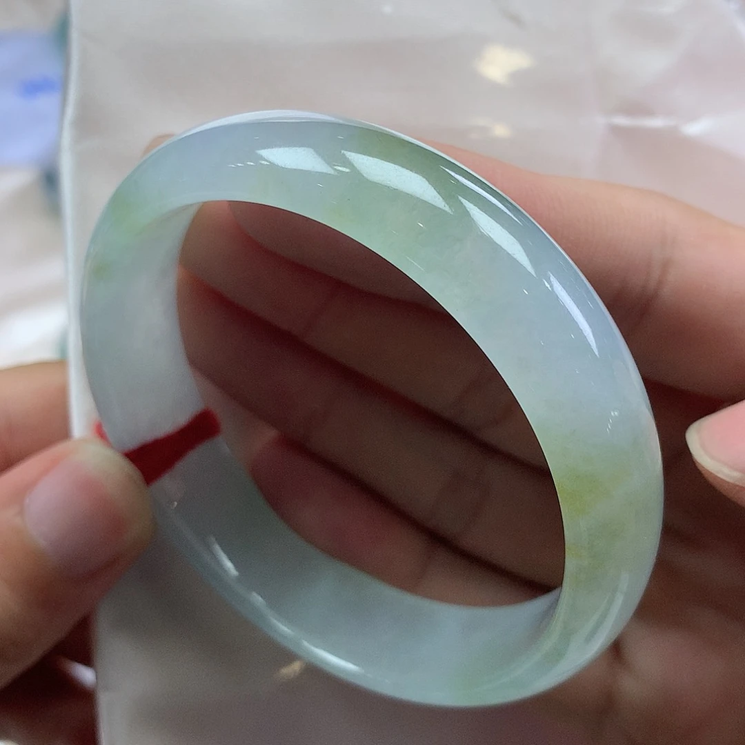 翡翠手镯未镶嵌翡翠