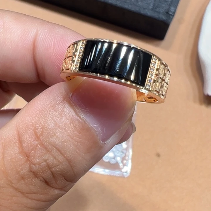 翡翠18K金镶嵌颈饰墨翠戒指