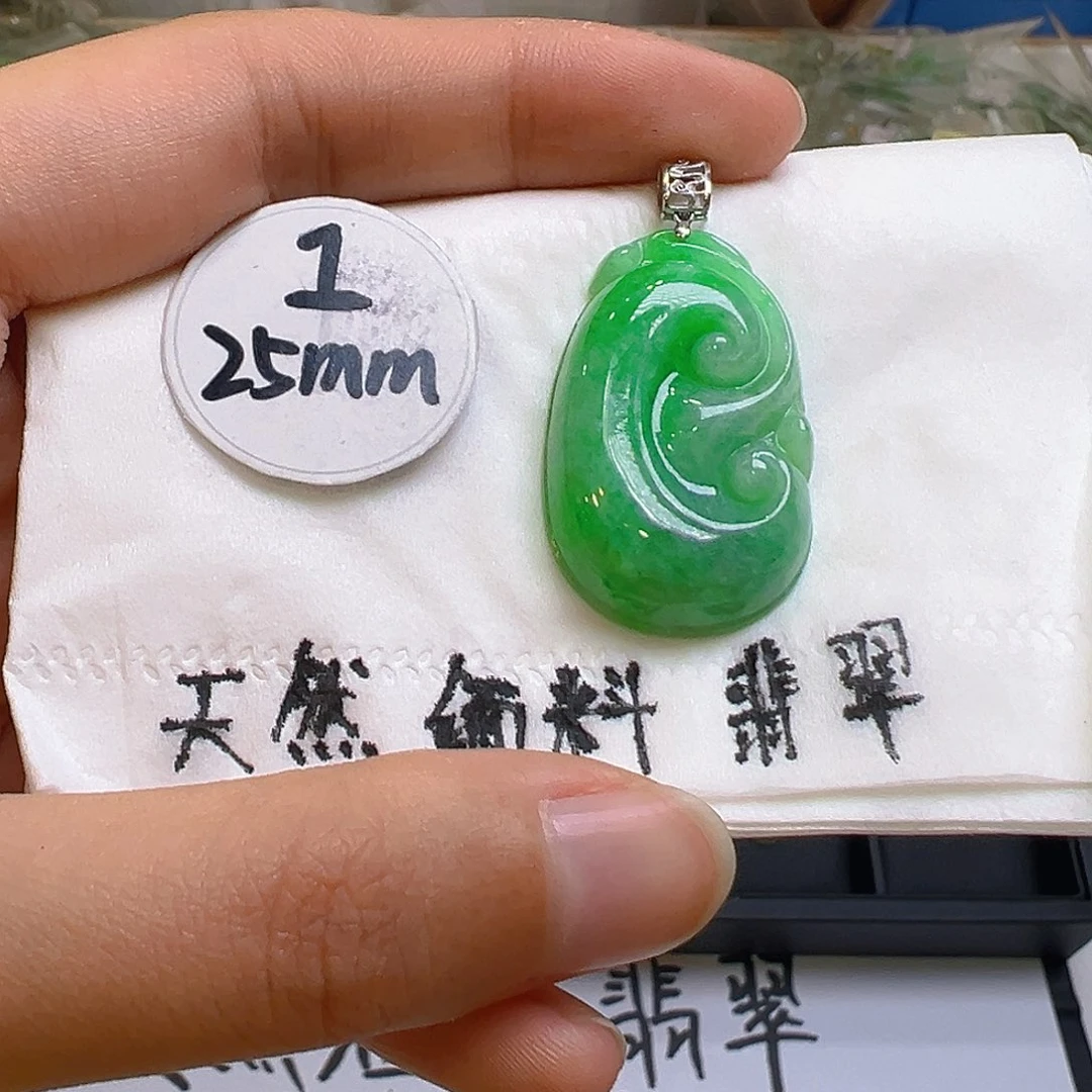 翡翠颈饰18K金镶嵌翡翠