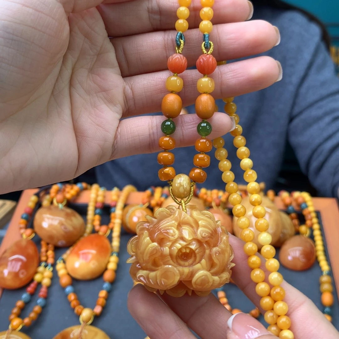 蜜蜡未镶嵌颈饰牡丹花