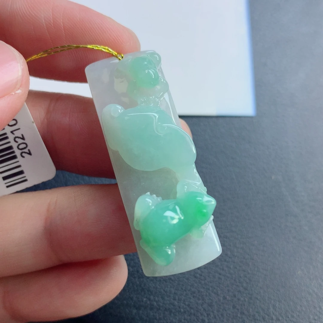 翡翠未镶嵌颈饰呱呱来财