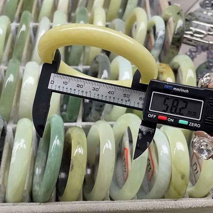 蛇纹石玉未镶嵌手镯161