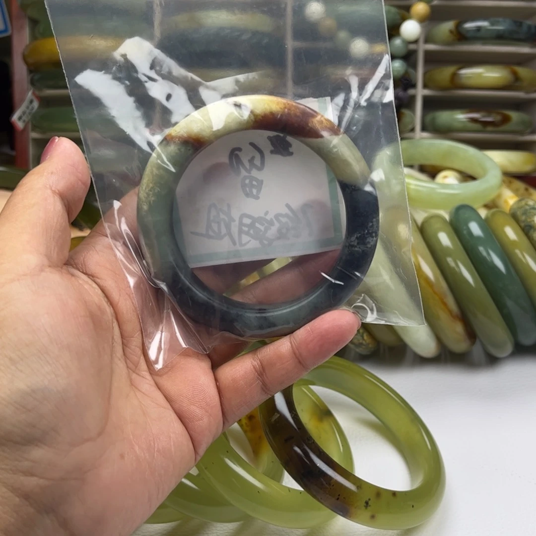 蛇纹石玉手镯未镶嵌r***t