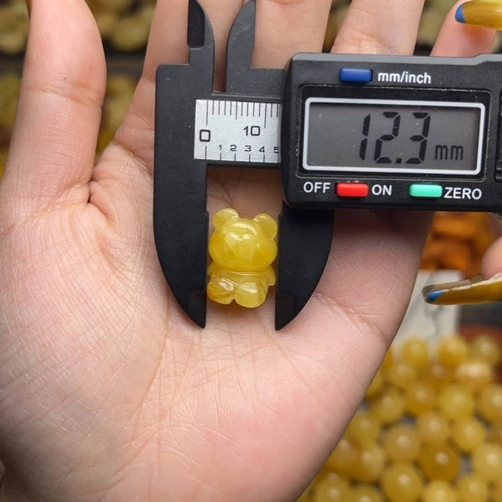 蜜蜡未镶嵌珠宝奇石168-天然蜜蜡满蜡俏色小熊吊坠微微瑕