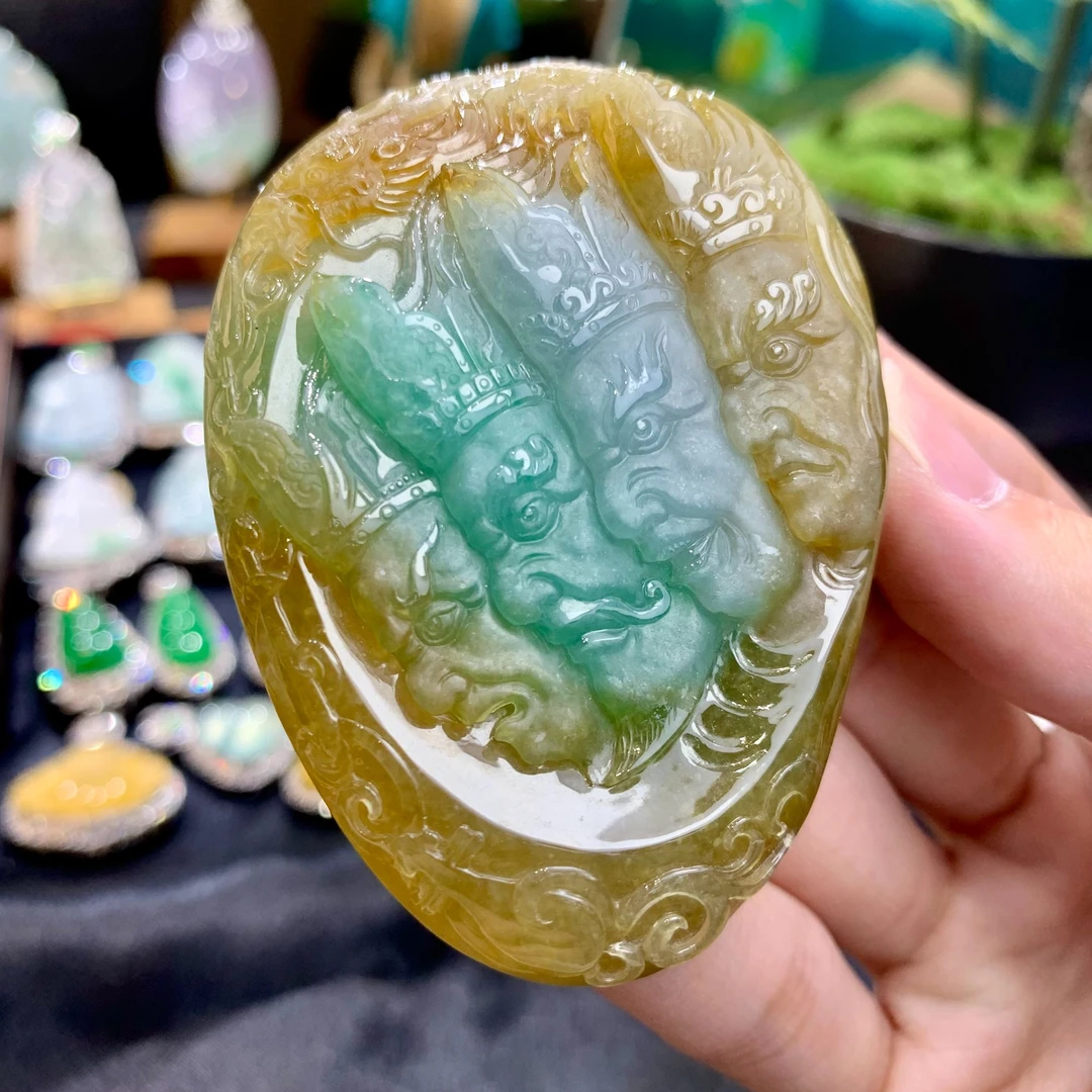 黄加绿特色翡翠四大天王作品雕刻精雕俏色大气巧雕