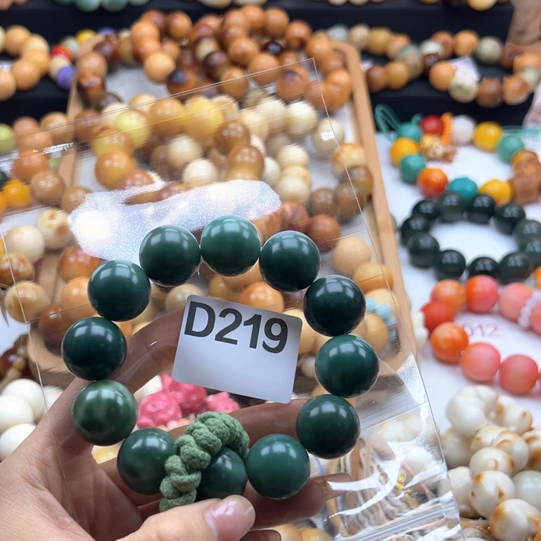 白玉菩提吊坠手持