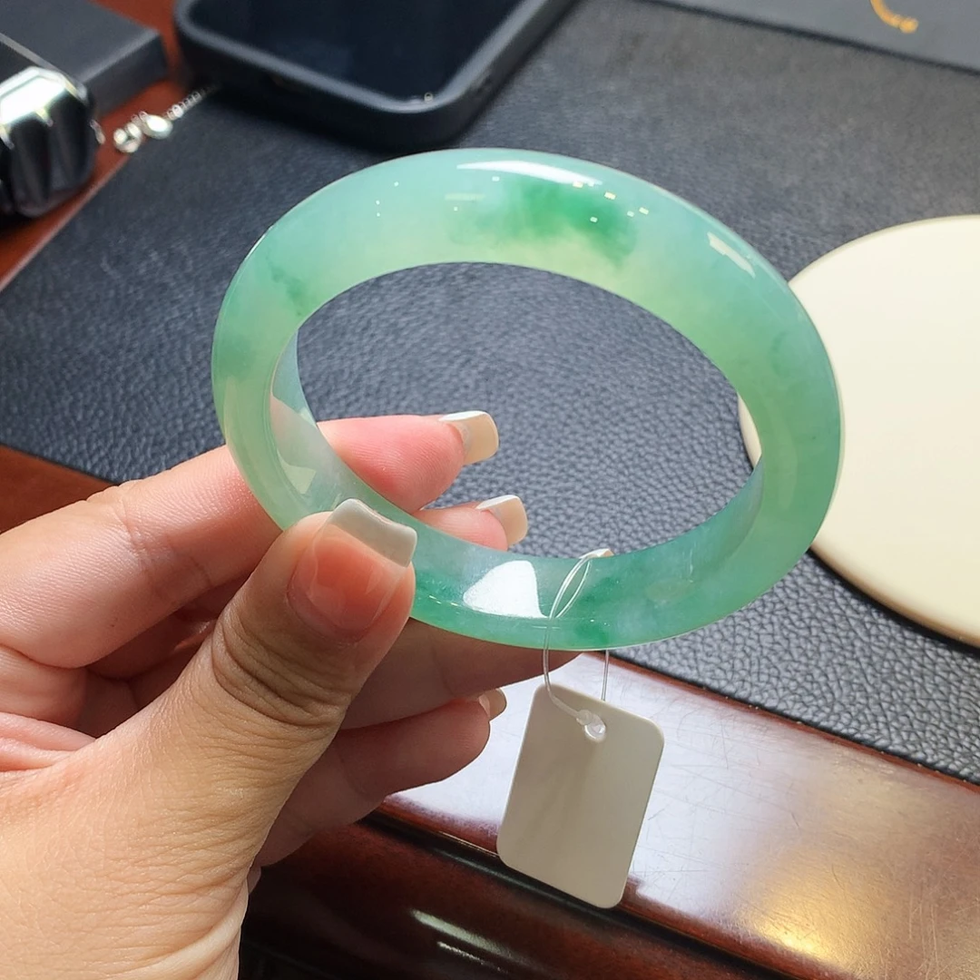 翡翠未镶嵌手镯冰绿底飘绿花正圈