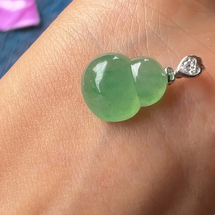 S***.翡翠18K金镶嵌颈饰葫芦