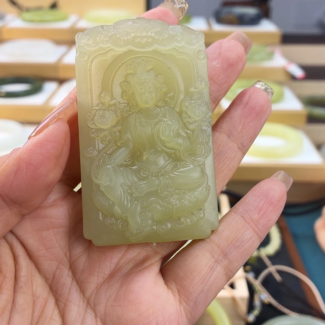 D***丹和田玉未镶嵌颈饰