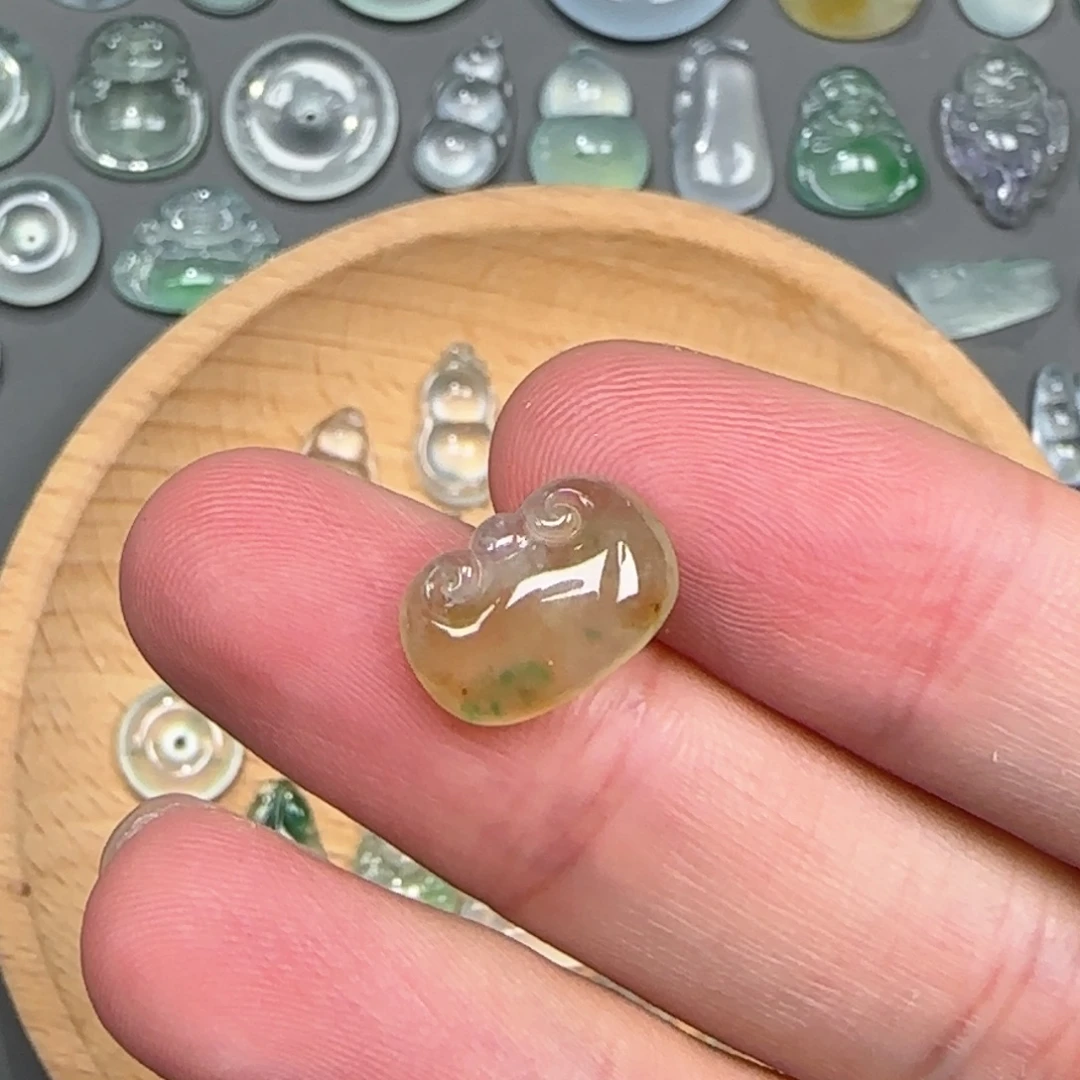 翡翠未镶嵌颈饰如意头