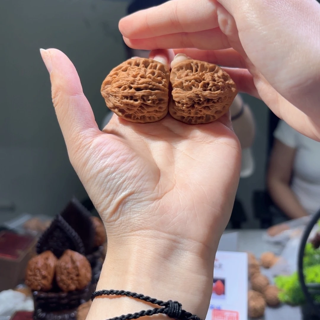 桃核吊坠37四眼虎原生态