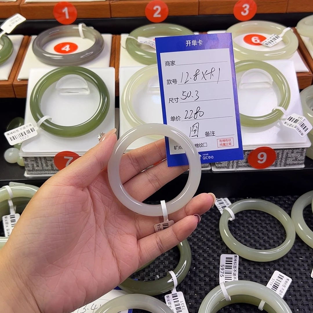 囧***娘未镶嵌手镯和田玉
