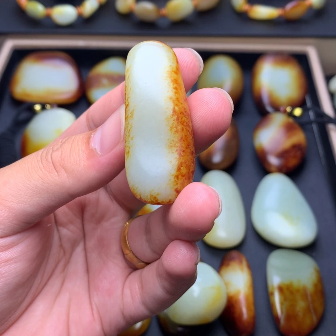 阳***光颈饰未镶嵌和田玉