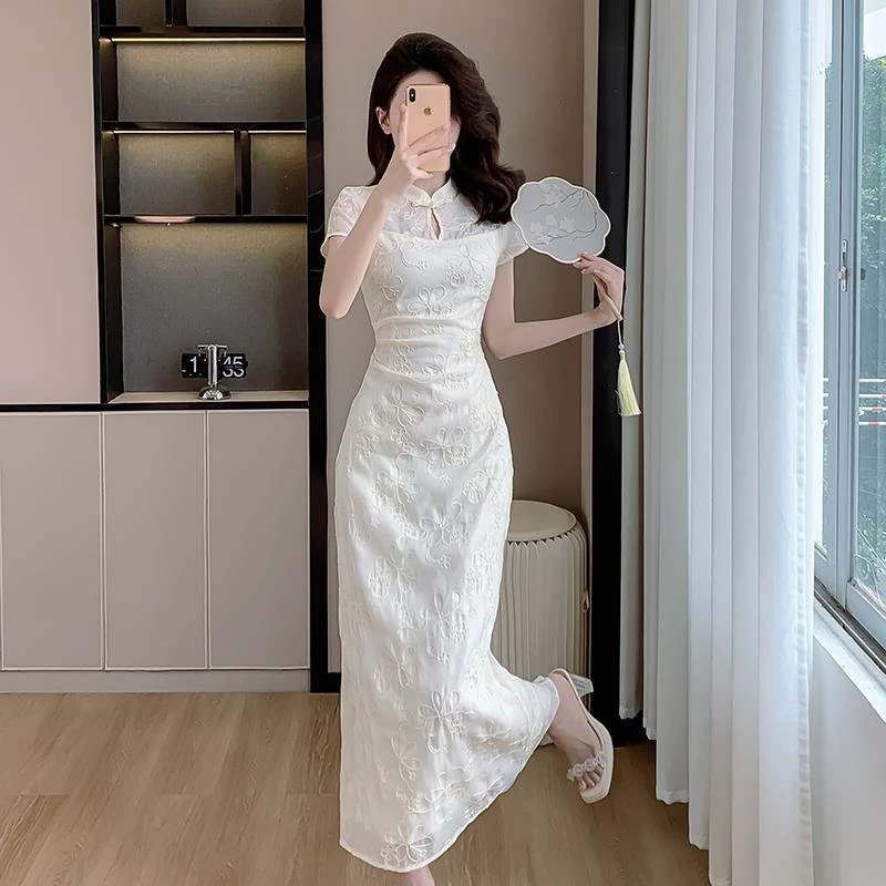 实拍2025夏季新款新中式名媛温柔复古收腰显瘦杏色长款绣花连衣裙