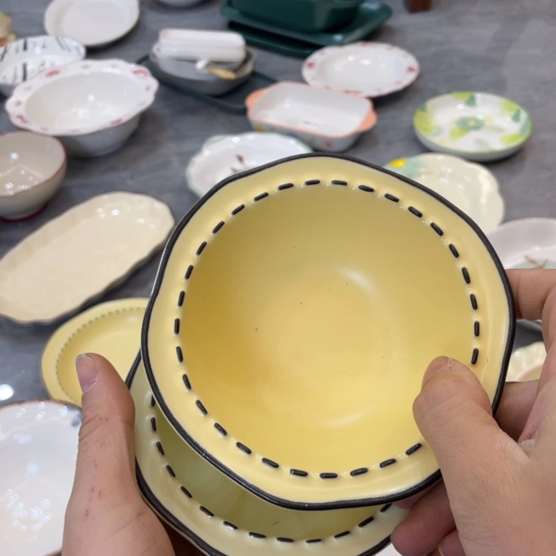 陶瓷微瑕餐具介意勿拍，满18飞！