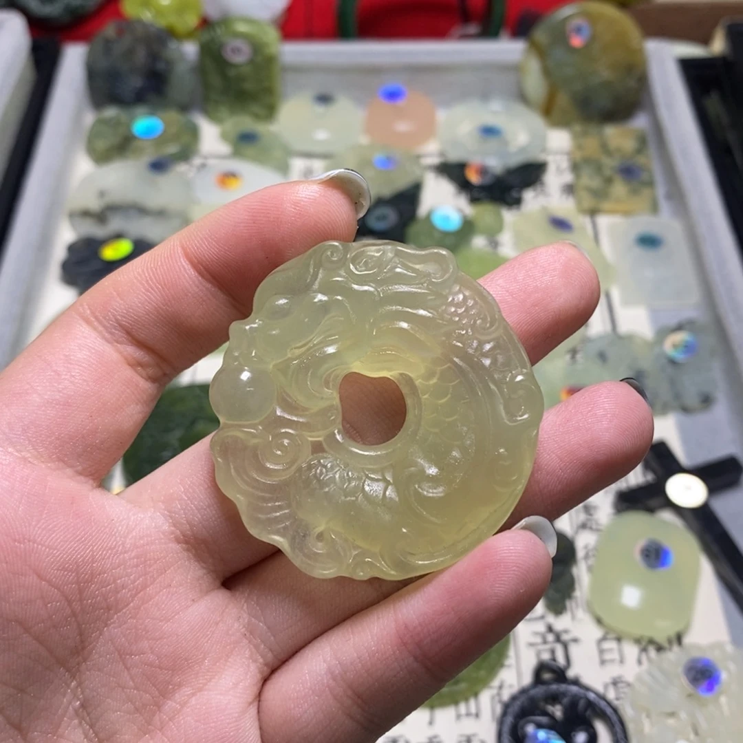 蛇纹石玉颈饰未镶嵌龙扣