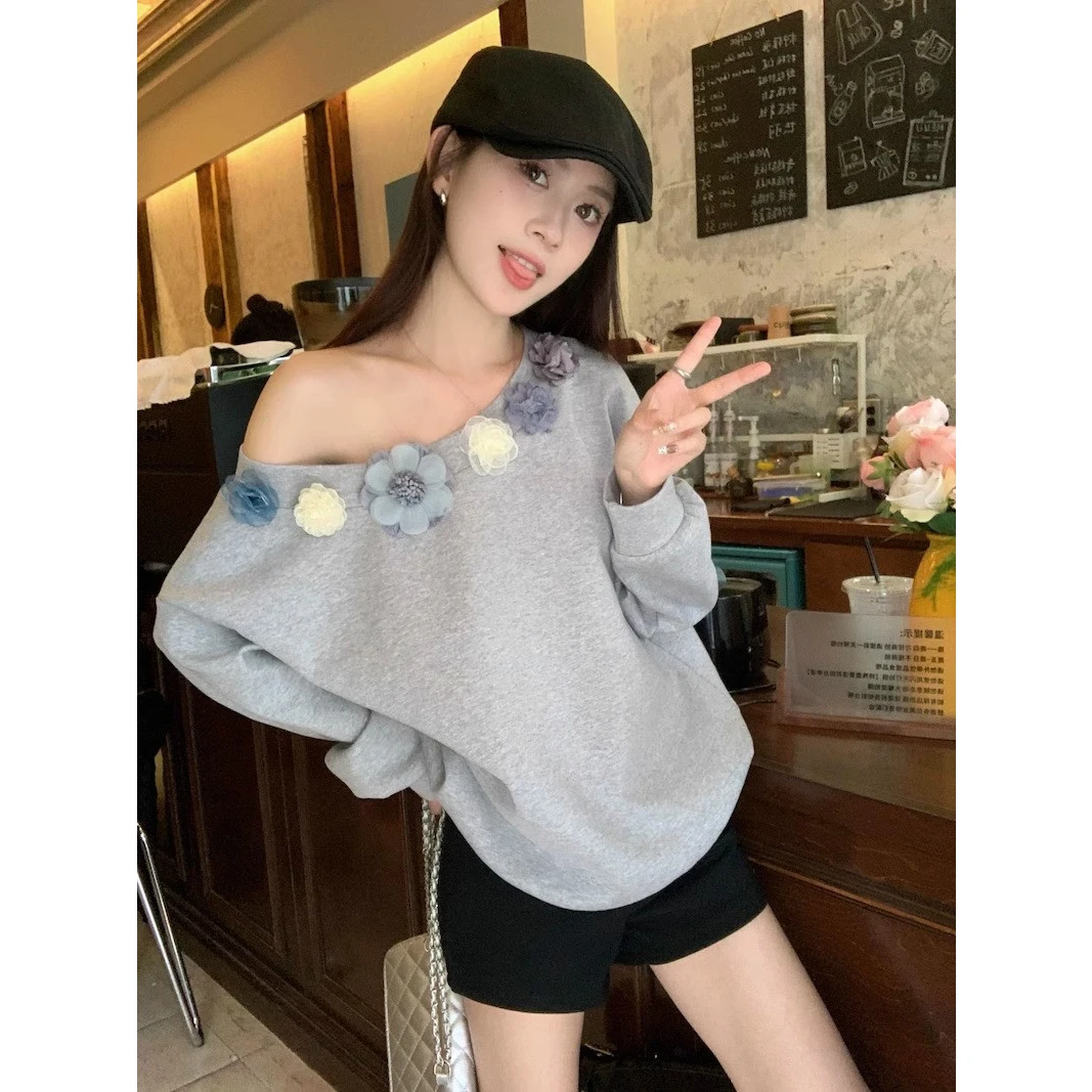 美式复古灰色立体花朵斜肩卫衣女秋季宽松设计高级感小众露肩上衣