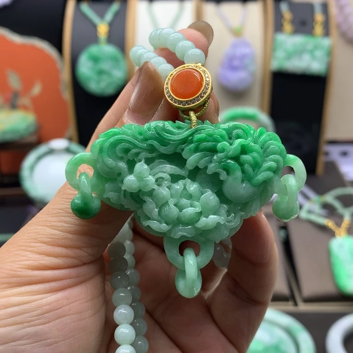 翡翠未镶嵌吊坠(赠链)