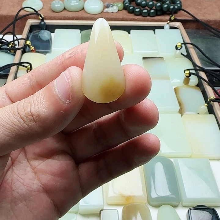 和田玉未镶嵌颈饰