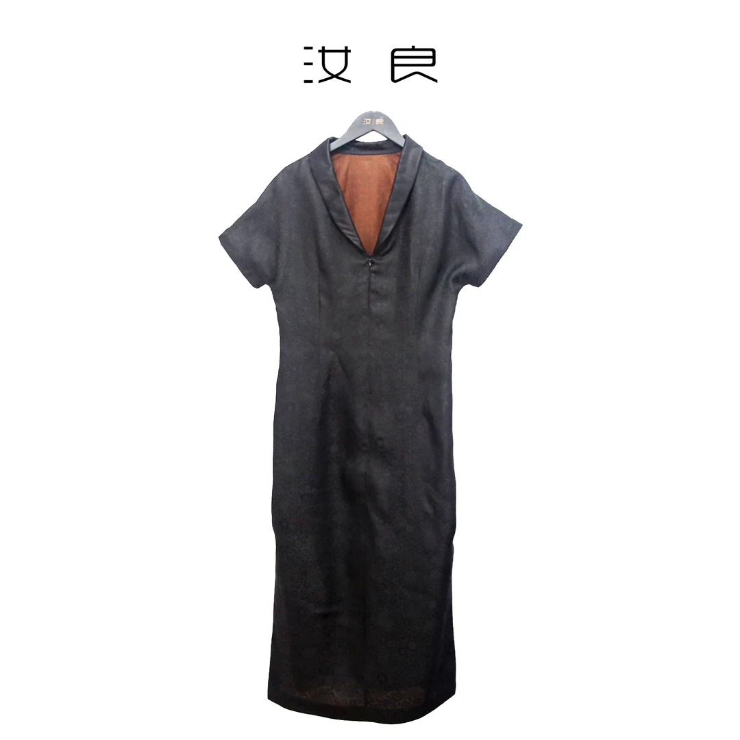 修身青果领翻领连衣裙