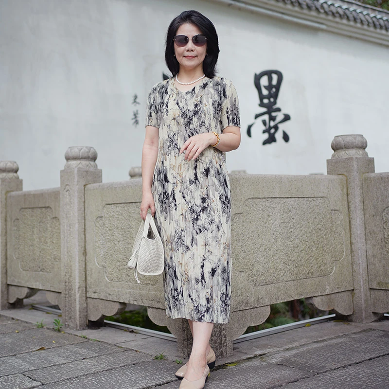 高弹力褶皱工艺三宅风格妈妈连衣裙胖瘦穿夏季2008水墨画