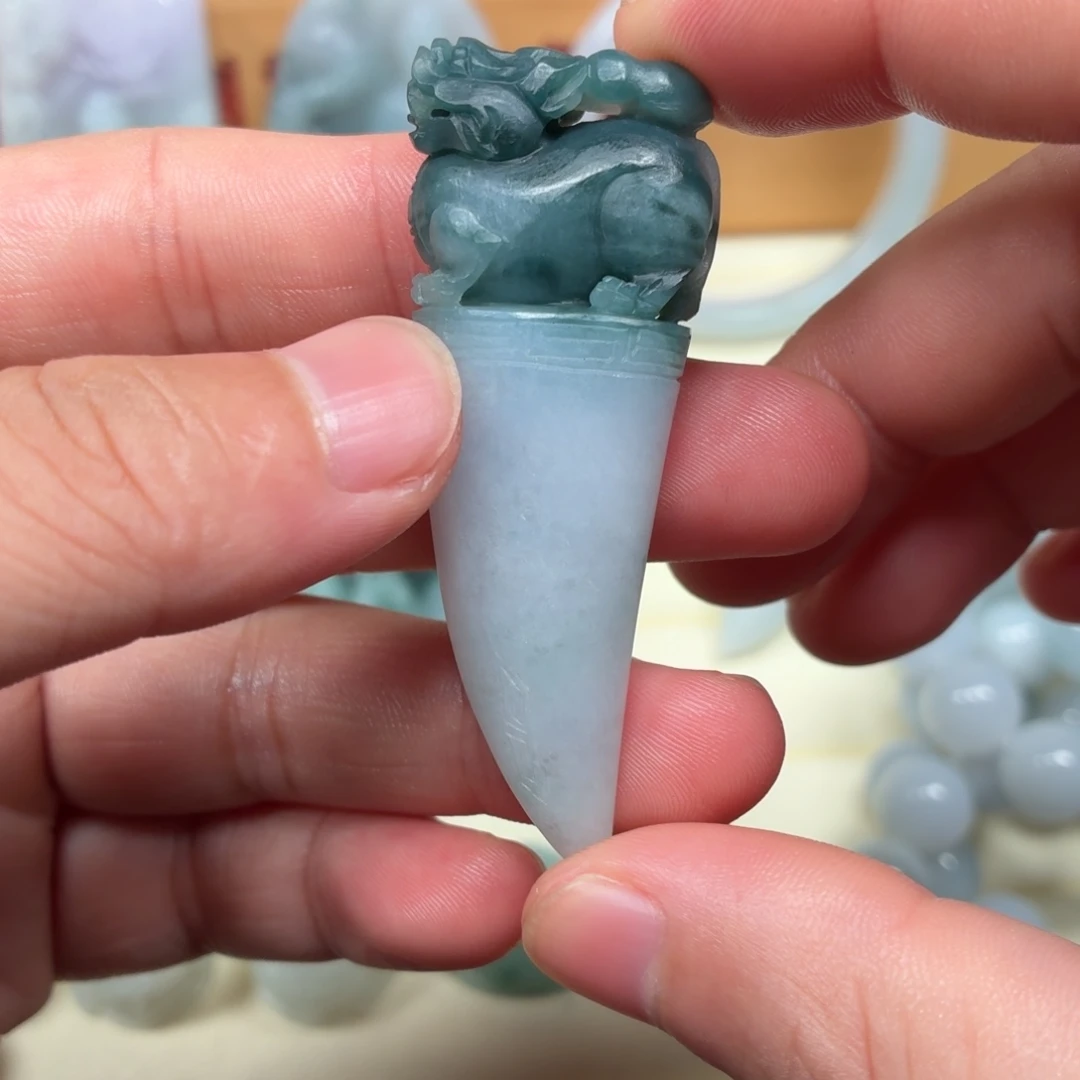 定制翡翠未镶嵌龙牙