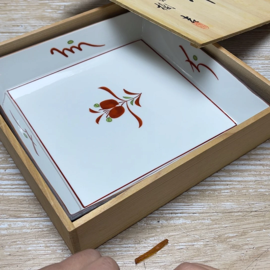 瓷片密密麻麻地排列着