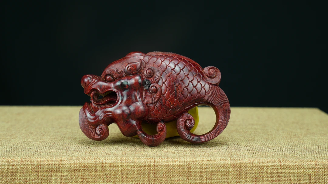 小叶紫檀材质，手工雕刻，百艺手作鱼化龙手把件