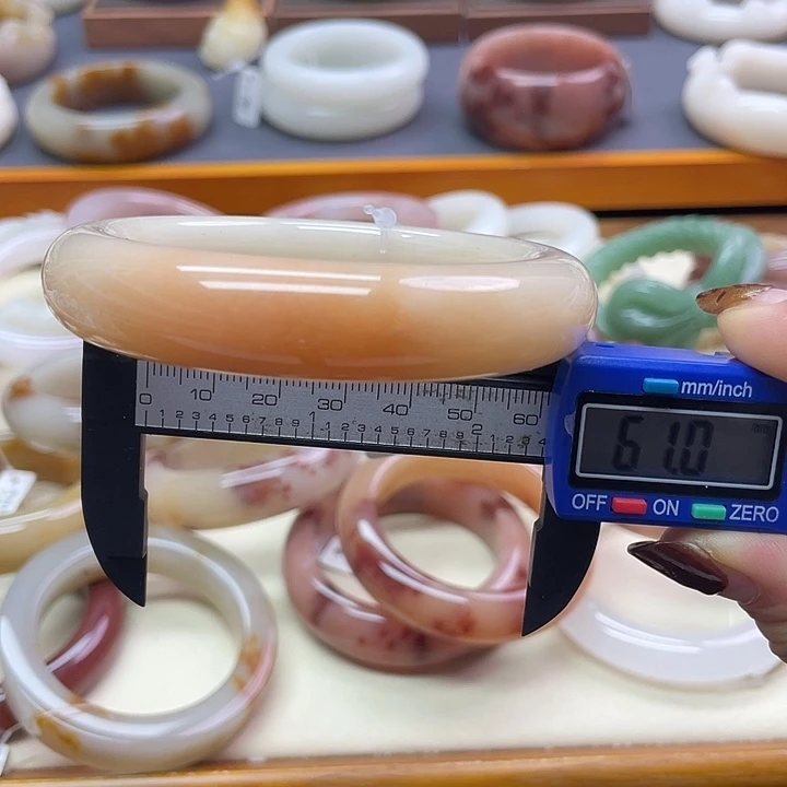 未镶嵌石英岩玉珠宝奇石