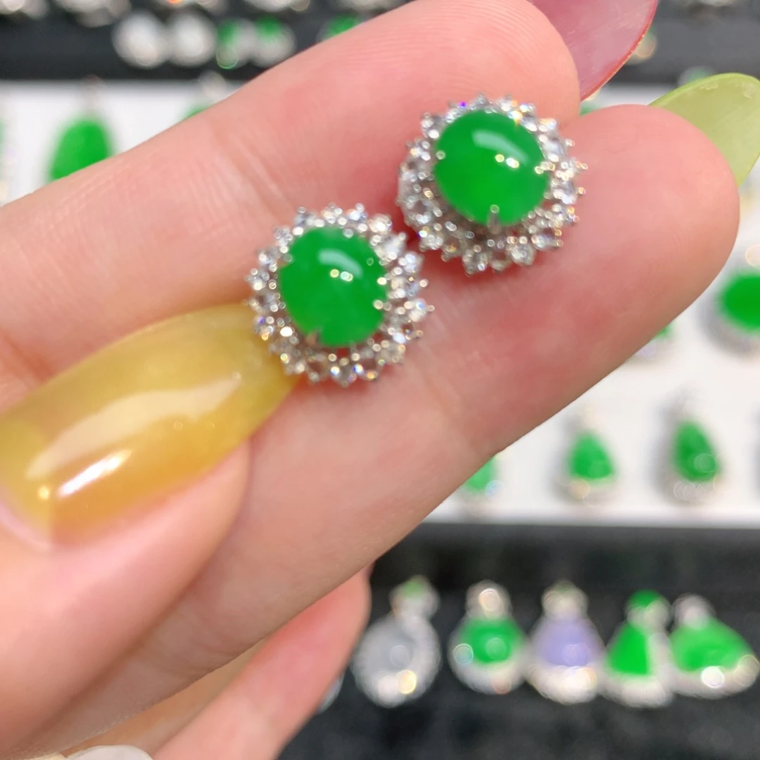 翡翠18K金镶嵌颈饰吊坠