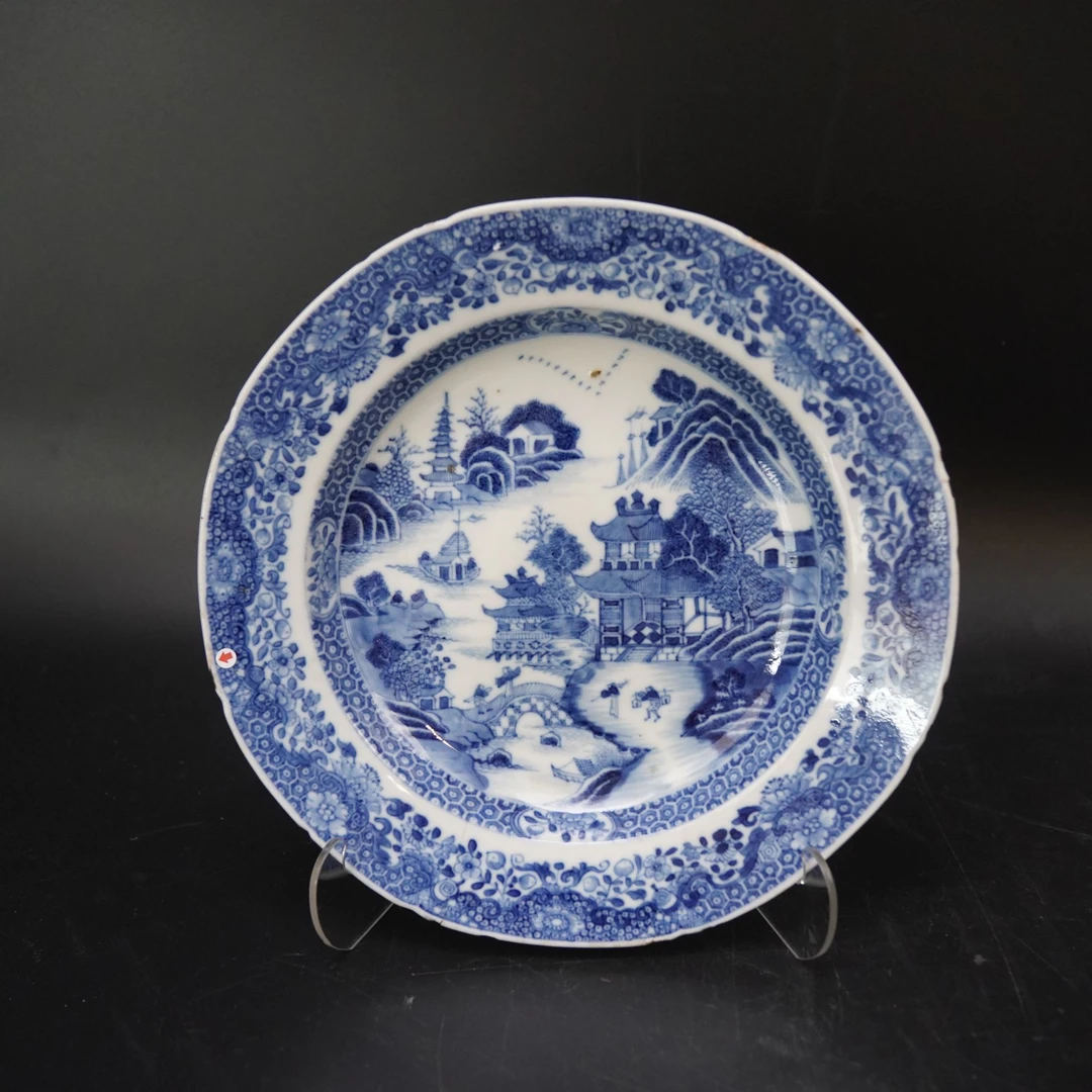 Lot.25100803清乾隆青花亭台楼阁山水纹赏盘 直径：约22.6cm