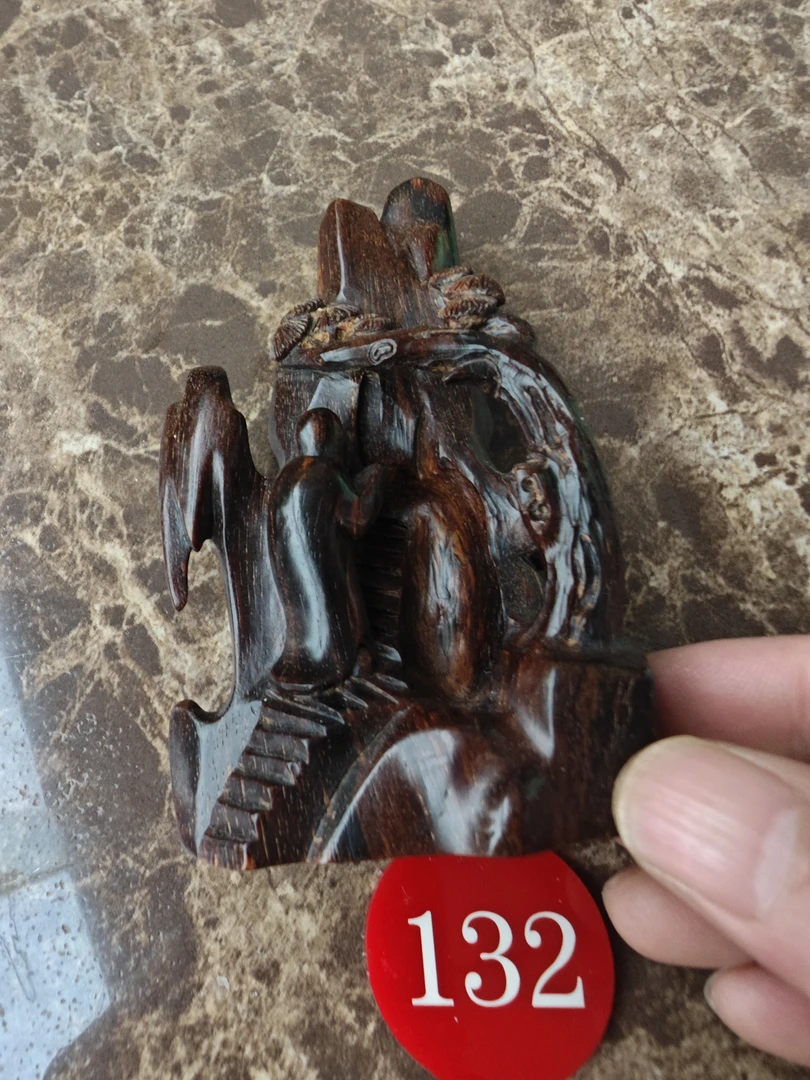 巴布亚贡木山水人家雕刻件