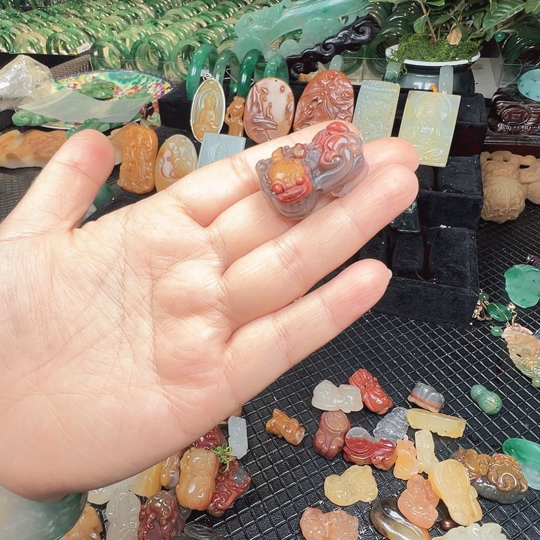 石英质玉（非洲翠）未镶嵌颈饰