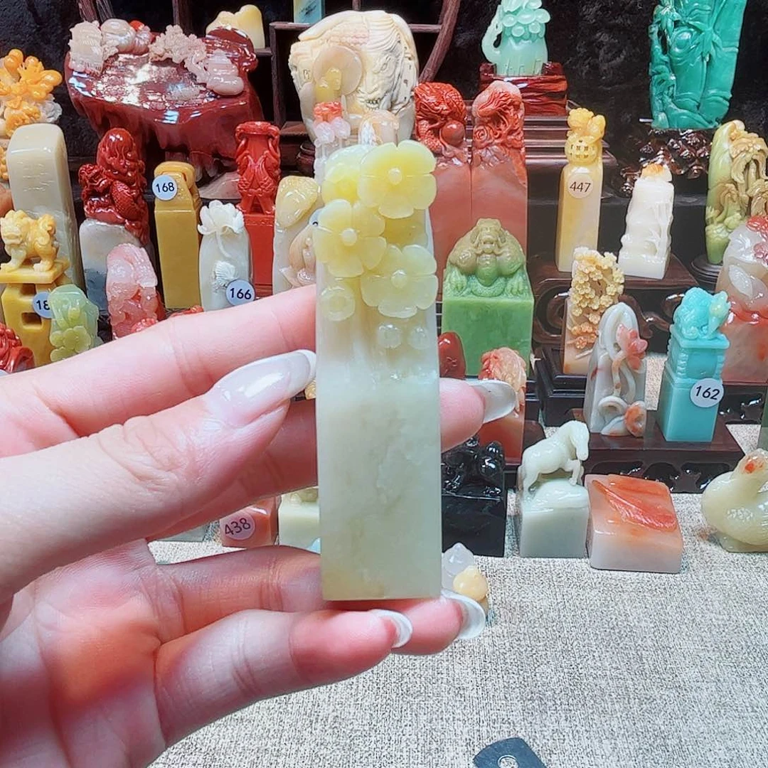 寿山石印石保利黄梅花