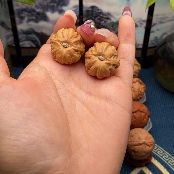 鹏***.文玩核桃把件小八棱