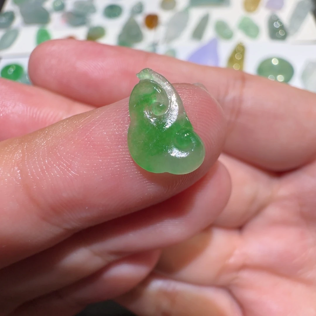 定制翡翠未镶嵌冰阳绿如意