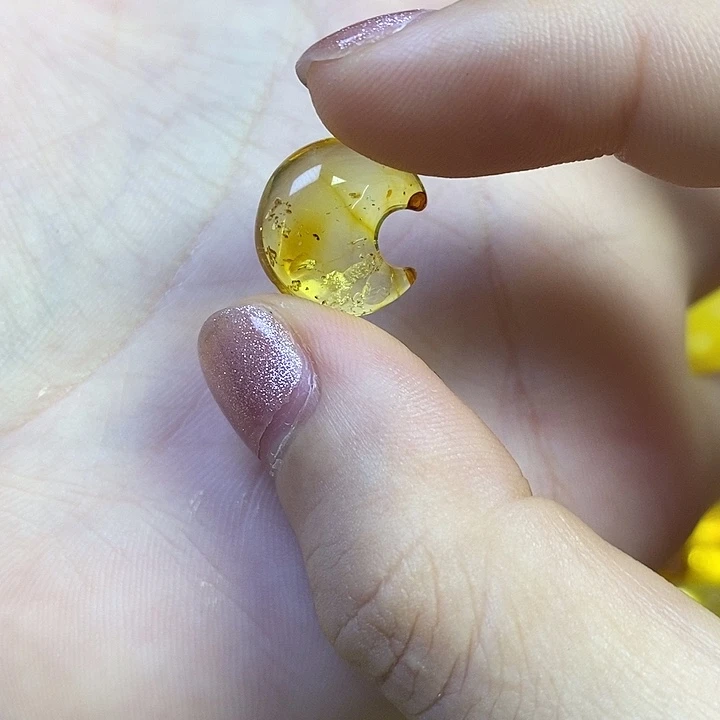 橄榄核吊坠花珀月亮
