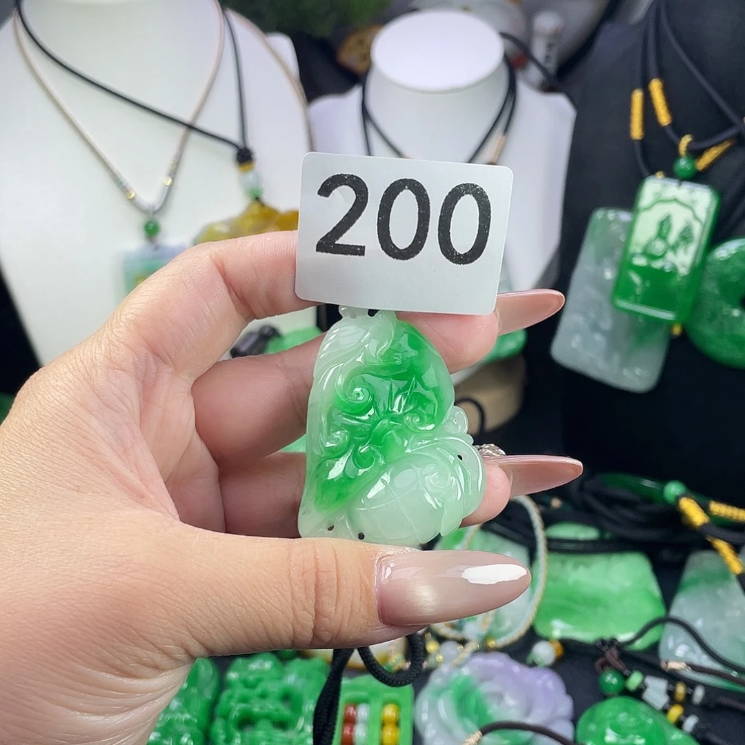 翡翠未镶嵌吊坠(赠链)