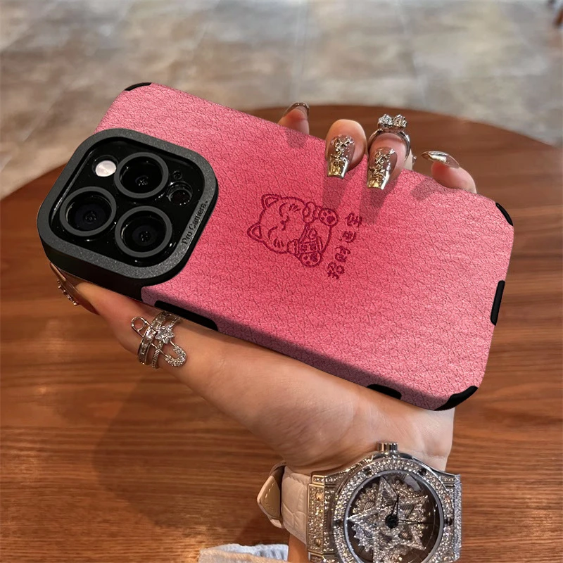 粉晕招财进宝适用苹果16PRO手机壳iphone15瞳眼羊皮14精孔手机套