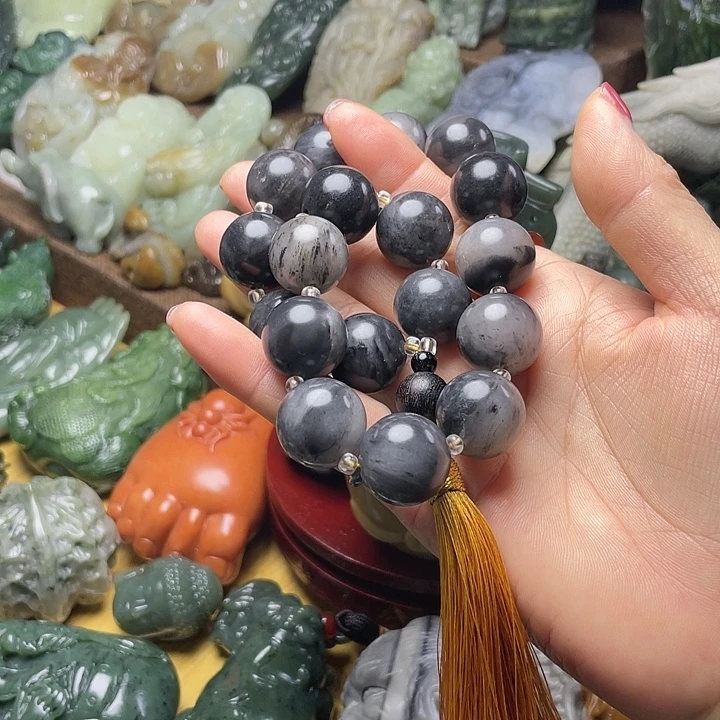 透闪石质玉未镶嵌颈饰