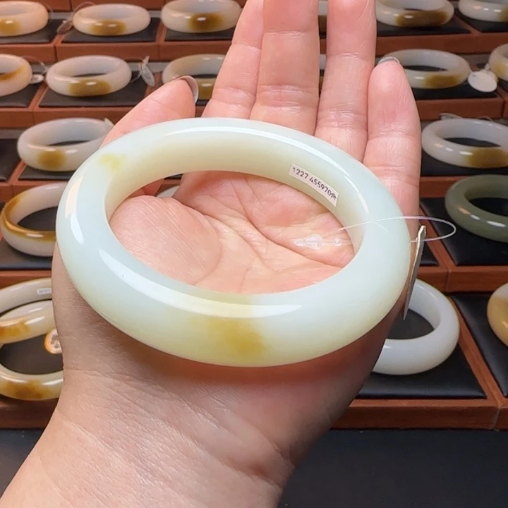 和田玉未镶嵌手镯