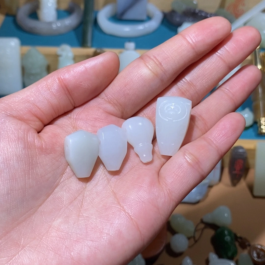 杨***宝和田玉未镶嵌颈饰