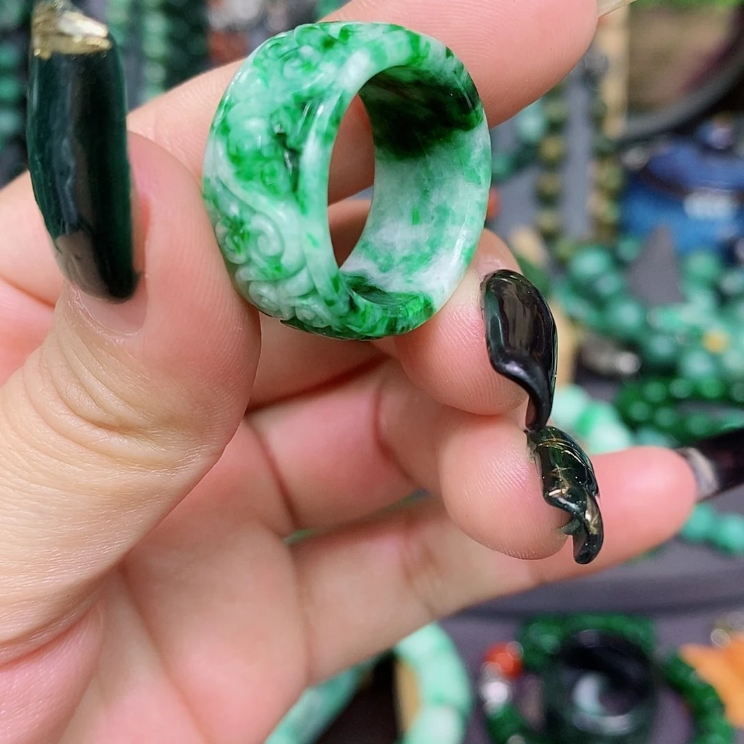 未镶嵌戒指翡翠漂亮美眉