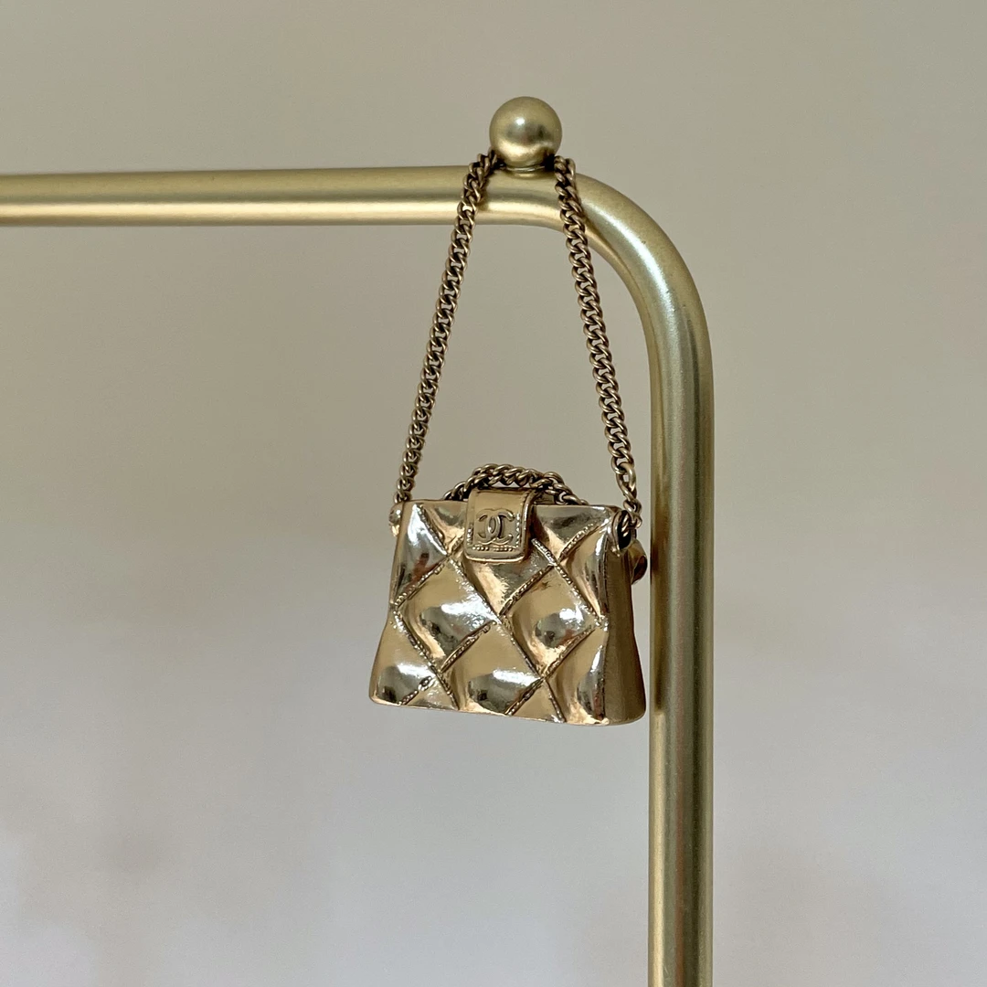 95新 Chanel/香奈儿 特价！金色菱格链条包包胸针 RB3024115