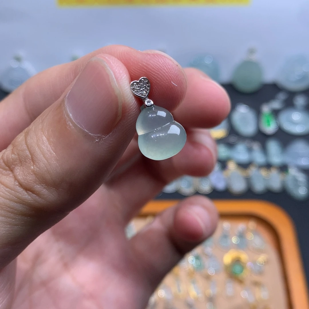 翡翠18K金镶嵌颈饰葫芦
