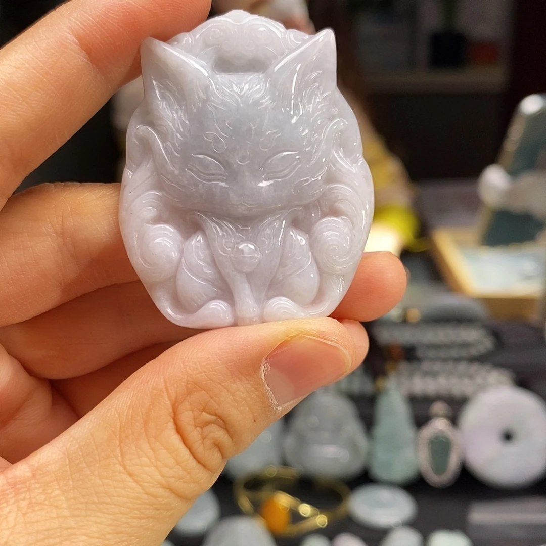 翡翠未镶嵌颈饰狐狸